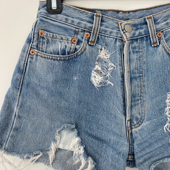 Vintage Levi’s 501 denim shorts size 28 (fits like 24/25) - Picture 2 of 9